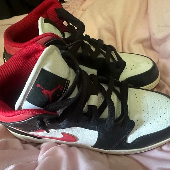 Jordan 1s mid. - Picture 3 of 6